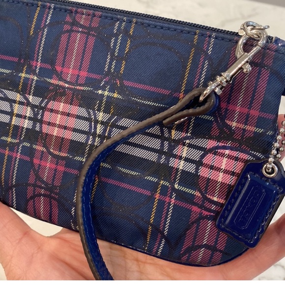 🚨‼️LOW START‼️COACH POPPY EUC  Blue &Pink Wristlet Clutch. CLEAN/NO CALLOUTS✨ - Picture 11 of 14